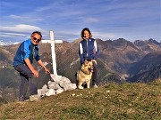 04 Alla croce di vetta del Pizzo Badile (2044 m) vista spettacolare verso le cime orobiche